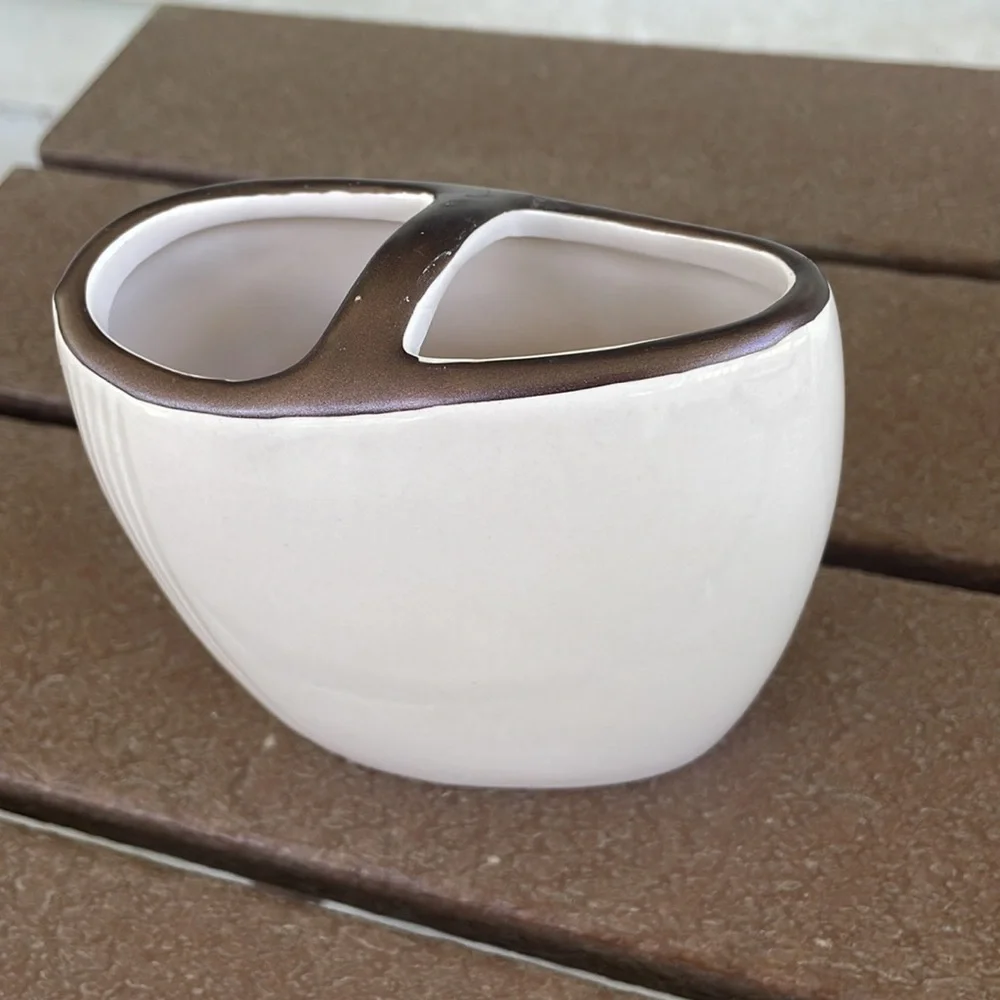Tooth brush holder